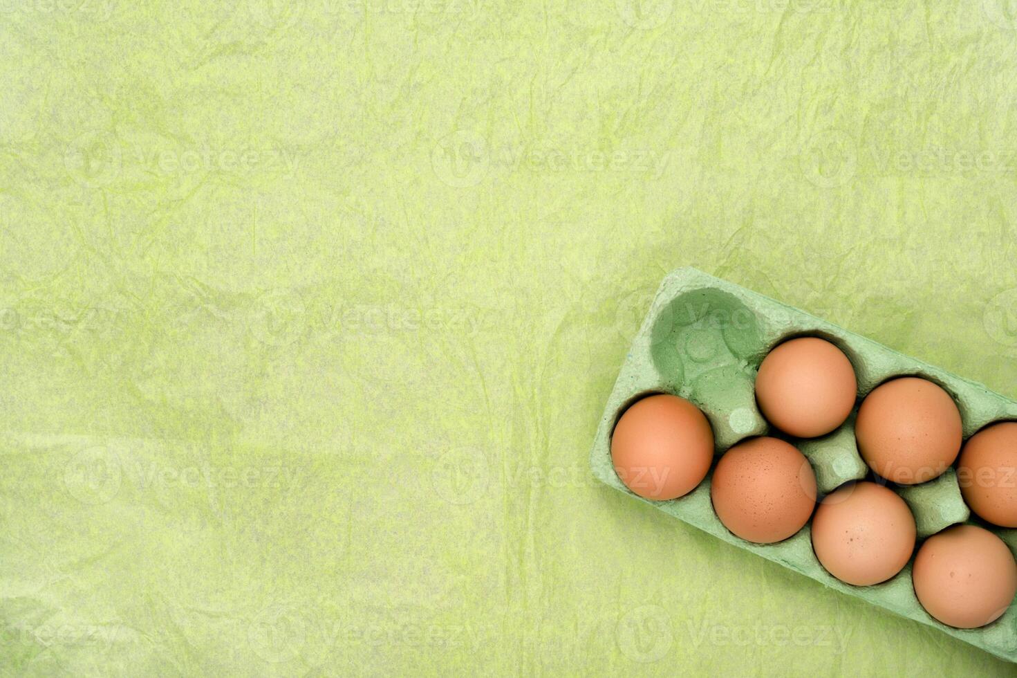 verde caja de cartón de diferente huevos. Pascua de Resurrección antecedentes foto
