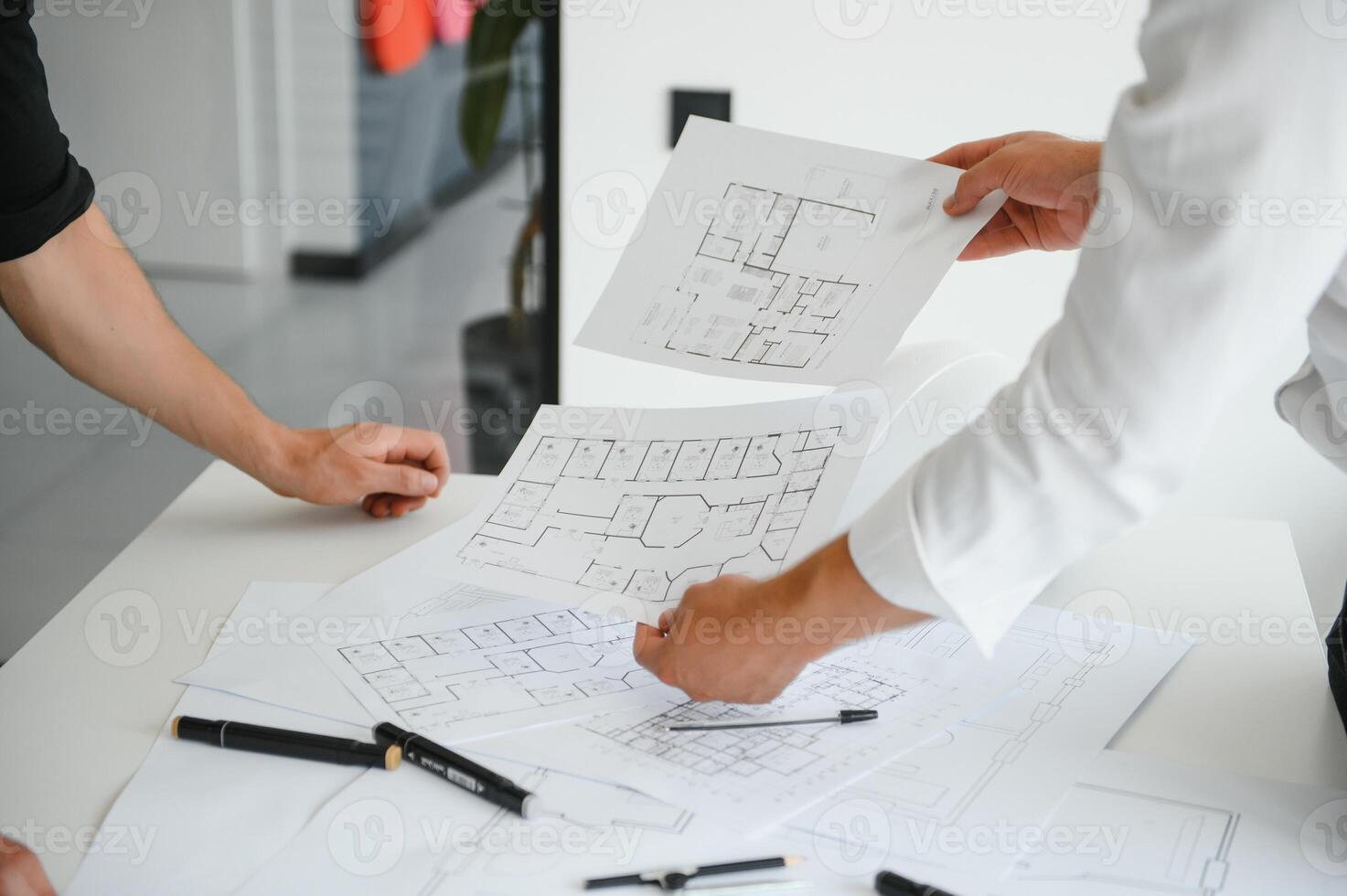 los ingenieros ayudan a diseñar el trabajo en planos y colaboran en el análisis estructural de los tipos de proyectos. foto