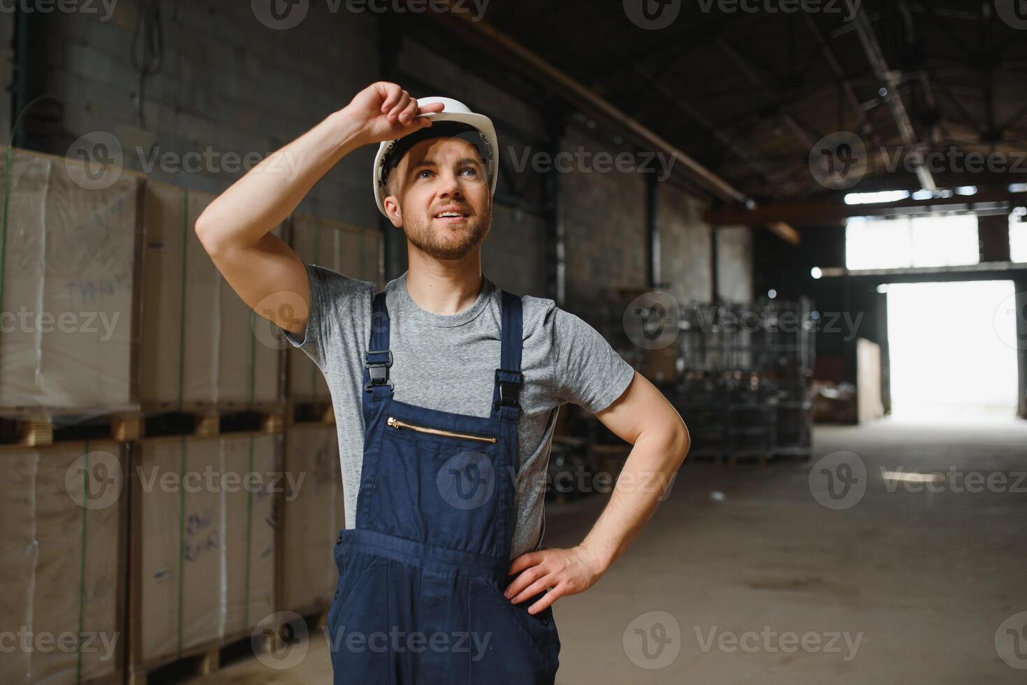 masculino almacén trabajador retrato en almacén almacenamiento. foto