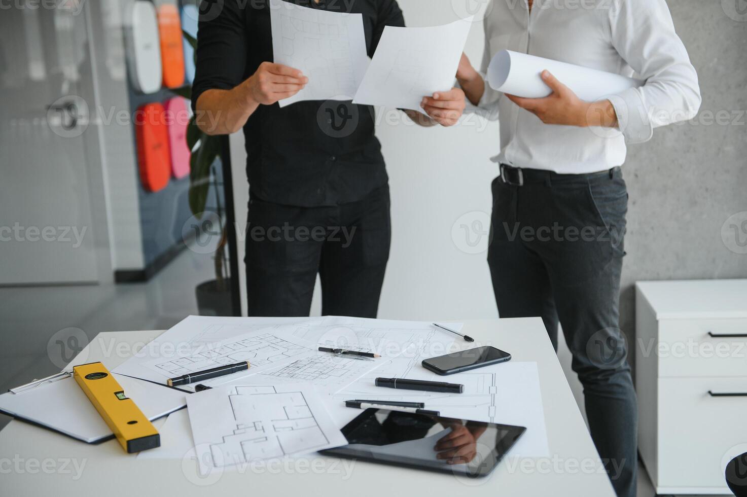 ingeniero o arquitecto trabajo en equipo trabajando en construcción proyecto con edificio modelo y Plano en oficina. construcción concepto. foto