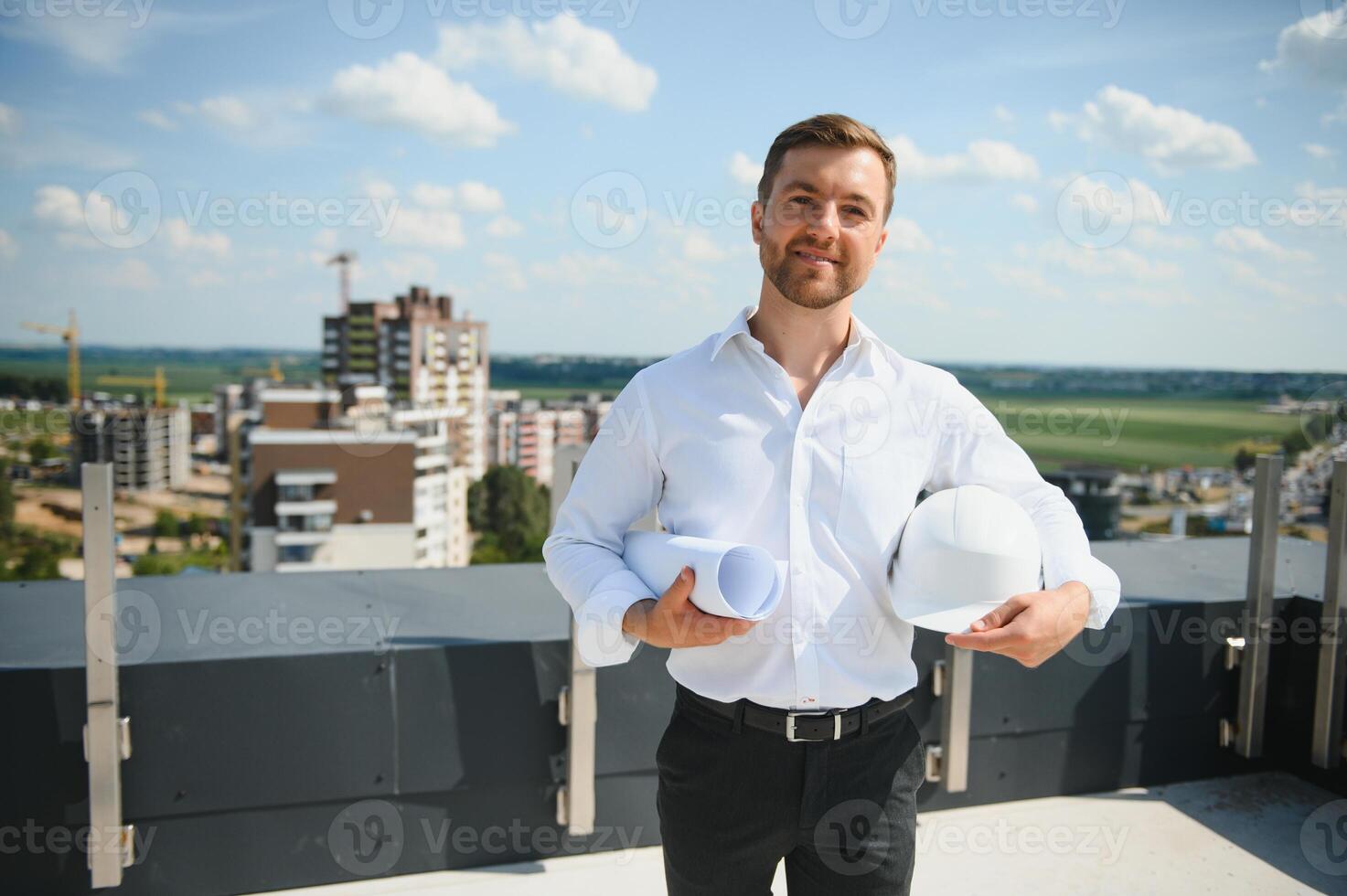 negocio arquitecto hombre vistiendo casco de seguridad en pie de un edificio proyecto foto