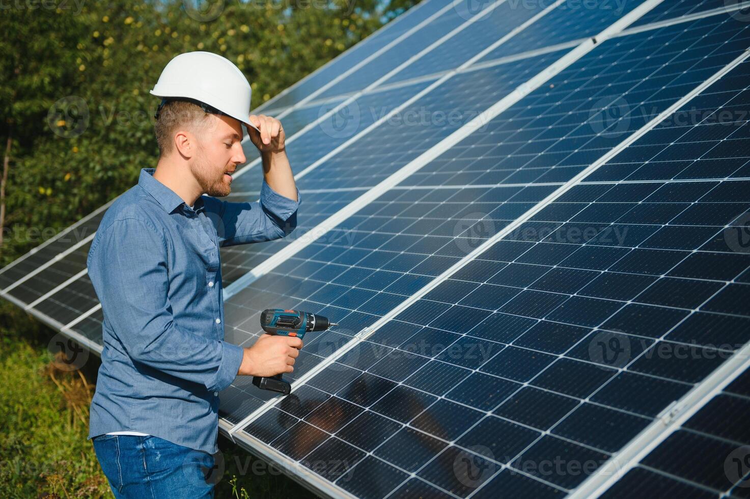 trabajador técnico conectando pesado solar foto voltaico paneles a alto acero plataforma. exterior solar sistema instalación, alternativa renovable verde energía Generacion concepto