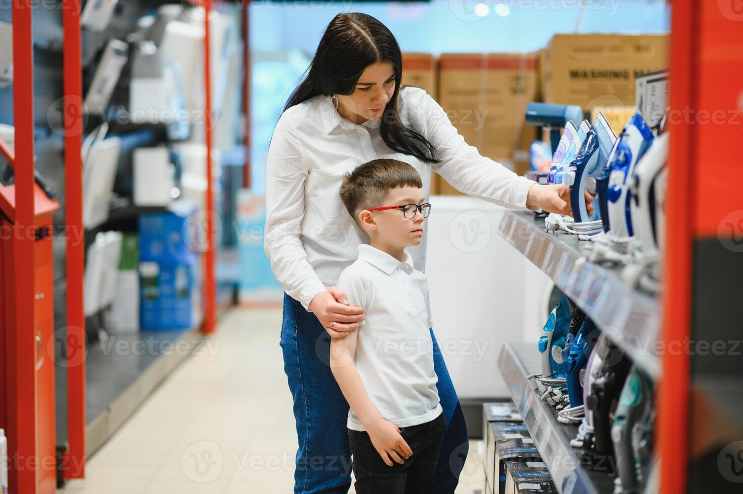 mujer con hijo elegir eléctrico hierro en electrónica Tienda foto