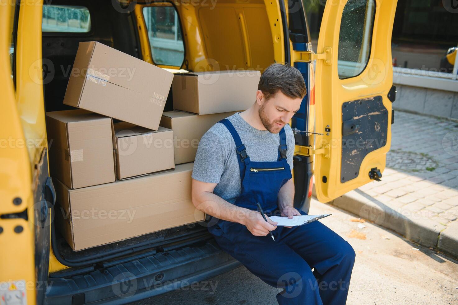 joven entrega hombre mensajero en uniforme sostener documentos portapapeles comprobación lista paquete o empaquetar enviar cajas cerca un coche para Servicio envío a cliente, en línea compras Servicio conceptos. foto