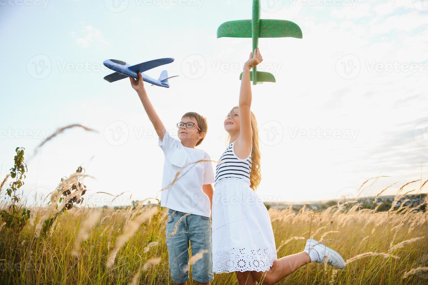 niños jugar juguete avión. concepto de contento infancia. niños sueño de volador y convirtiéndose un piloto. foto