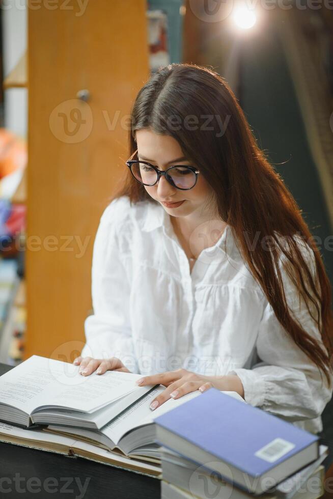 educación, alto escuela, universidad, aprendizaje y personas concepto. sonriente estudiante niña leyendo libro foto