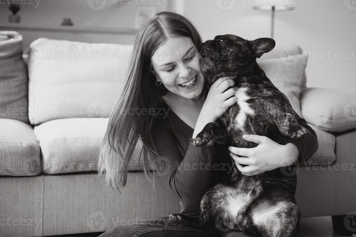 joven mujer con su perro a hogar. encantador mascota foto