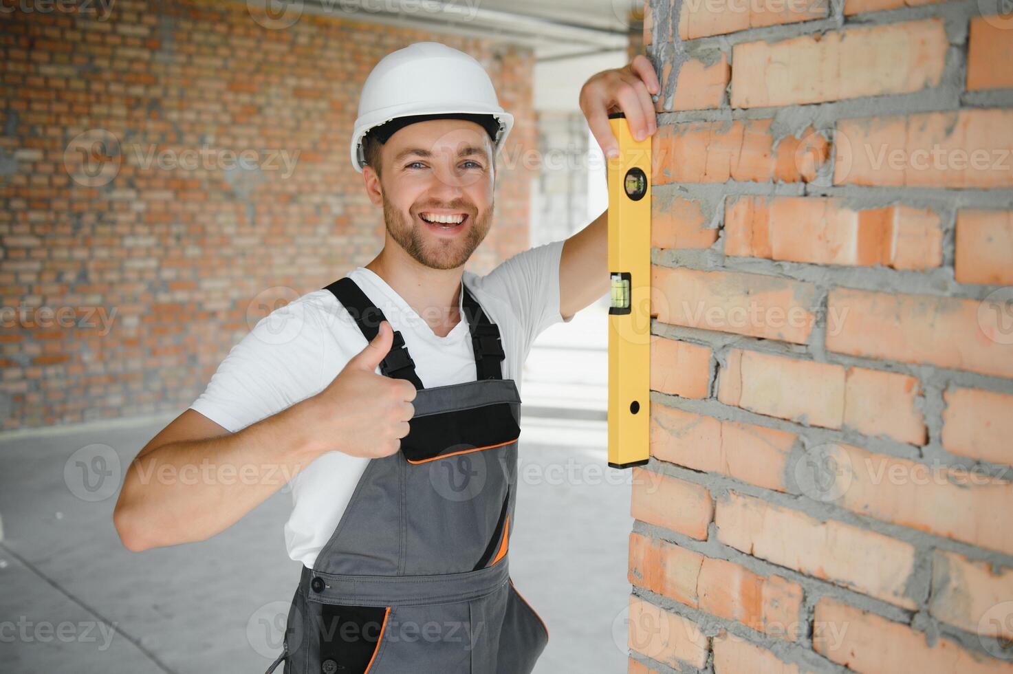 profesión, construcción y edificio - masculino trabajador o constructor en casco. foto