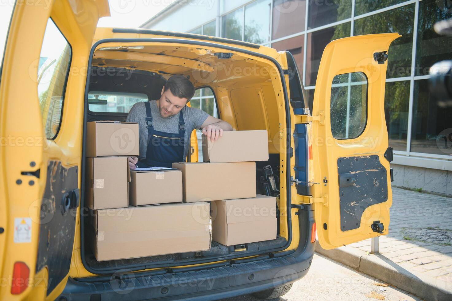 joven entrega hombre mensajero en uniforme sostener documentos portapapeles comprobación lista paquete o empaquetar enviar cajas cerca un coche para Servicio envío a cliente, en línea compras Servicio conceptos. foto