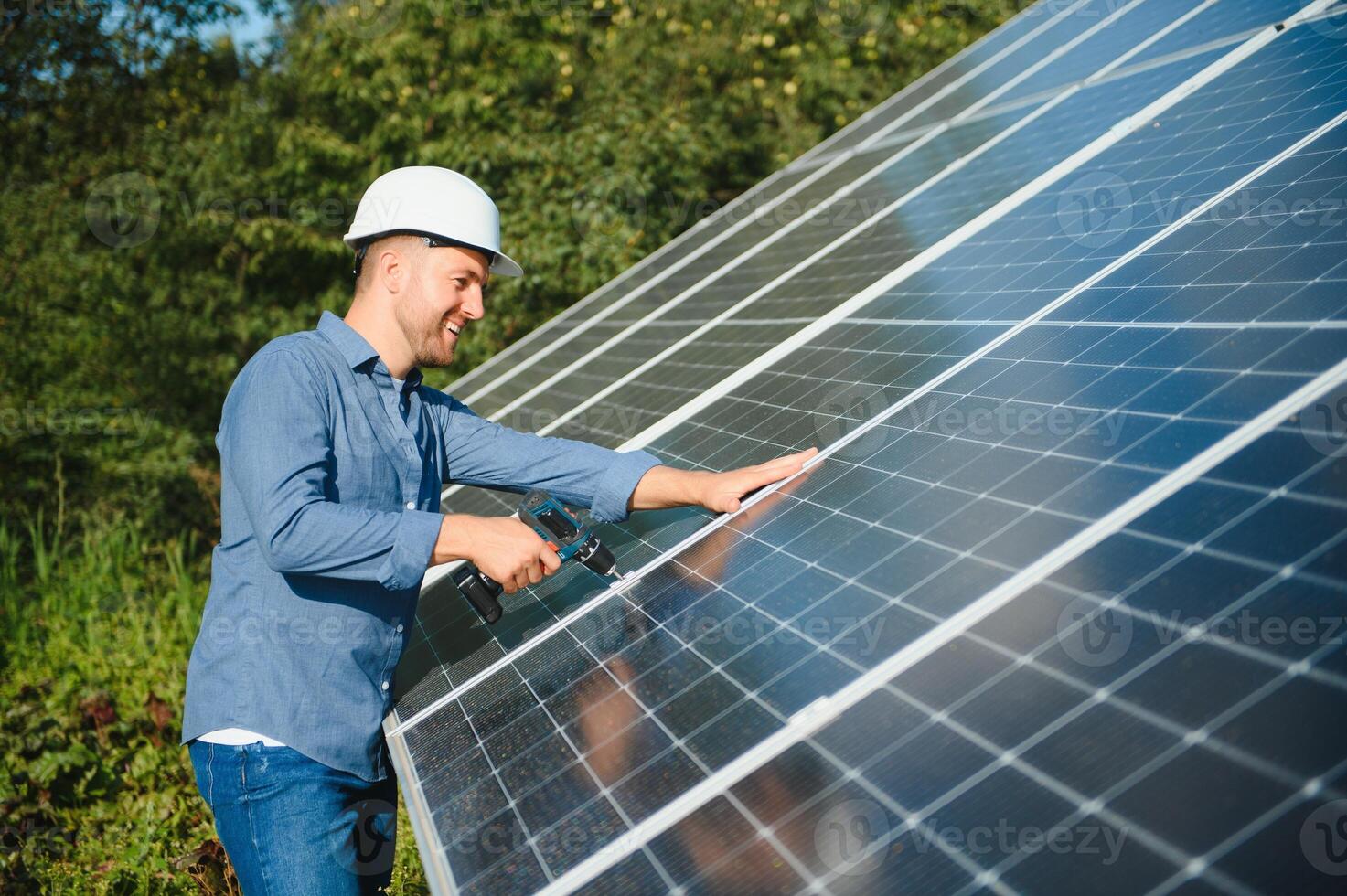 trabajador técnico conectando pesado solar foto voltaico paneles a alto acero plataforma. exterior solar sistema instalación, alternativa renovable verde energía Generacion concepto