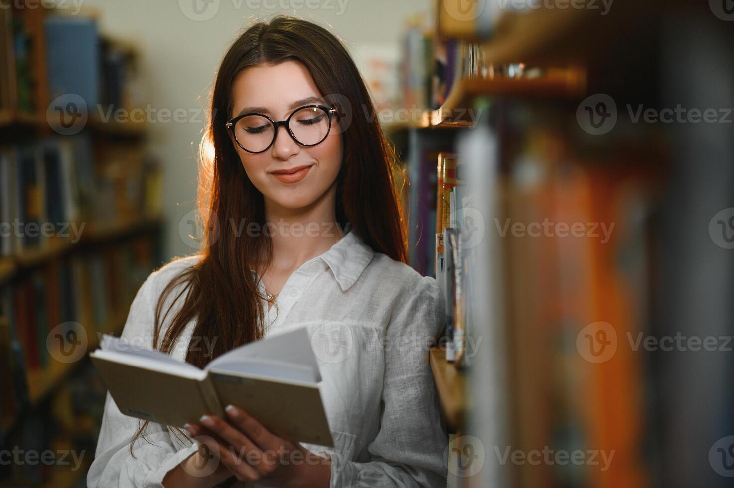 educación, alto escuela, universidad, aprendizaje y personas concepto. sonriente estudiante niña leyendo libro foto