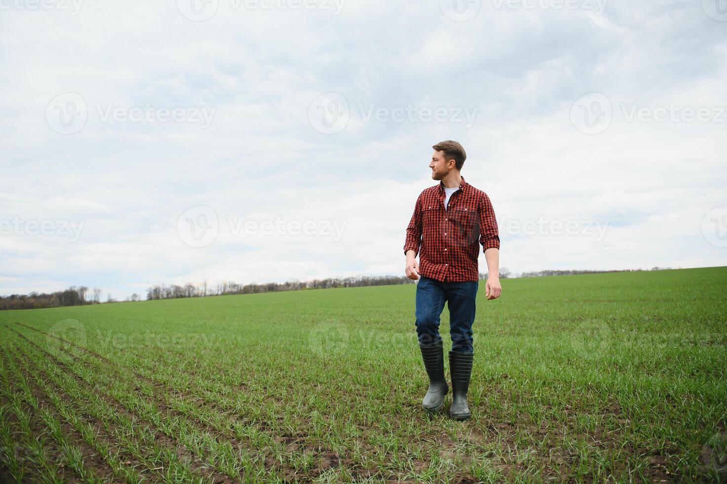 granjero caminando Entre agrícola campos foto