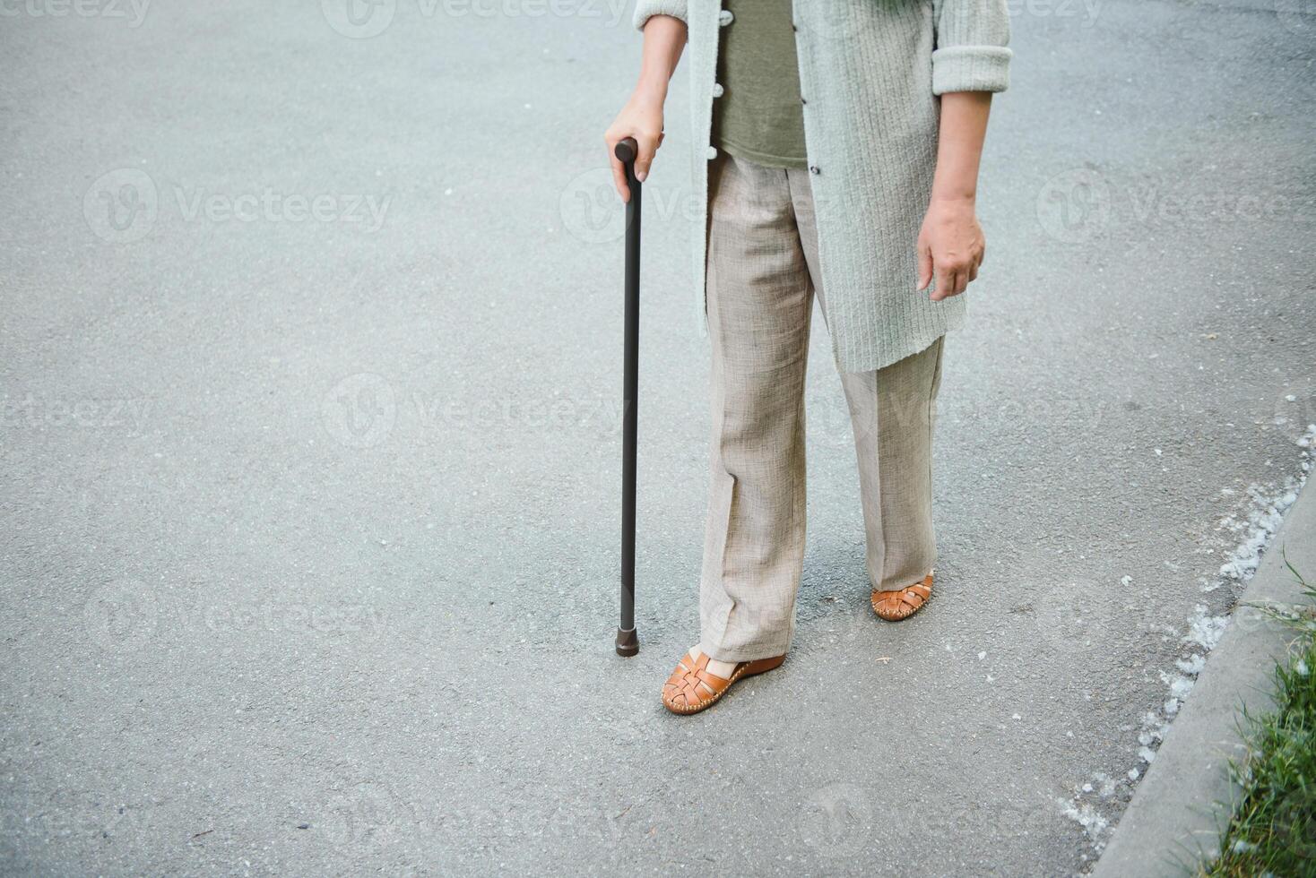 mujer con su caminando palo en el parque. foto