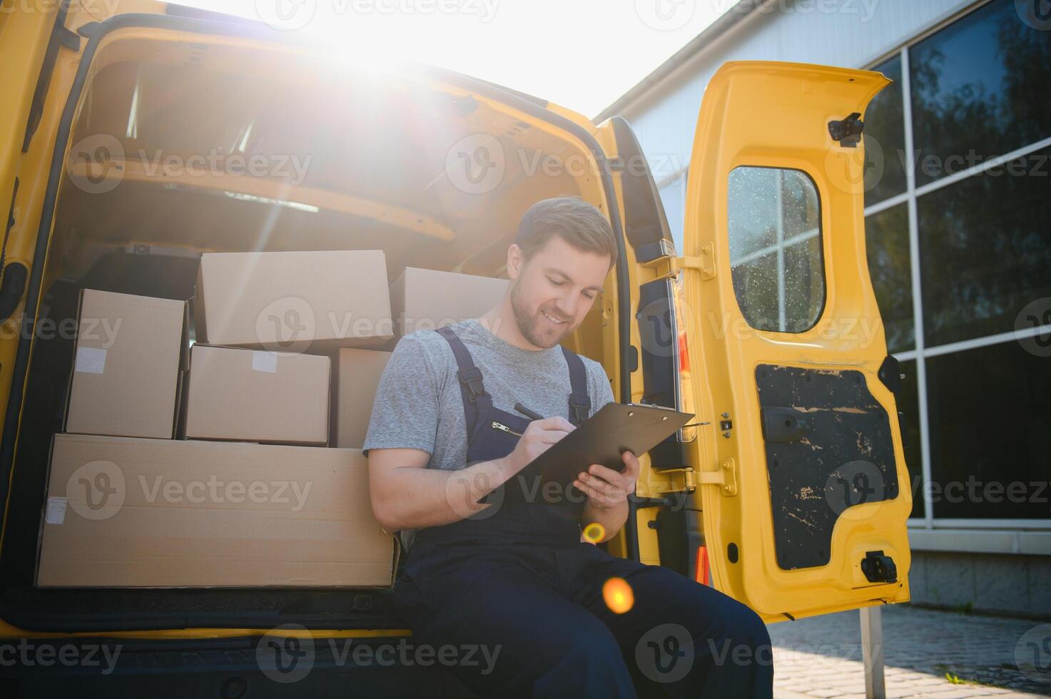 joven entrega hombre mensajero en uniforme sostener documentos portapapeles comprobación lista paquete o empaquetar enviar cajas cerca un coche para Servicio envío a cliente, en línea compras Servicio conceptos. foto