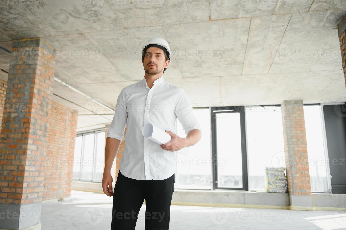 retrato de hombre arquitecto a edificio sitio. confidente construcción gerente vistiendo casco de seguridad. exitoso maduro civil ingeniero a construcción sitio con Copiar espacio. foto