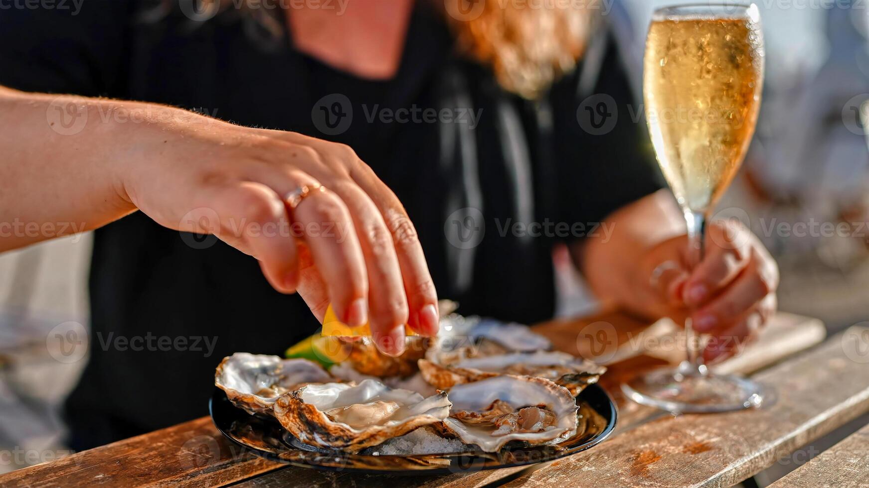 un mujer come ostras a un mesa en un restaurante foto
