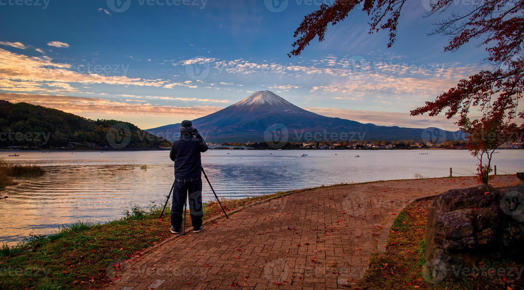 posterior ver de viajero hombre tomar foto fuji montaña y kawaguchiko lago a puesta de sol en fujikawaguchiko, Japón.