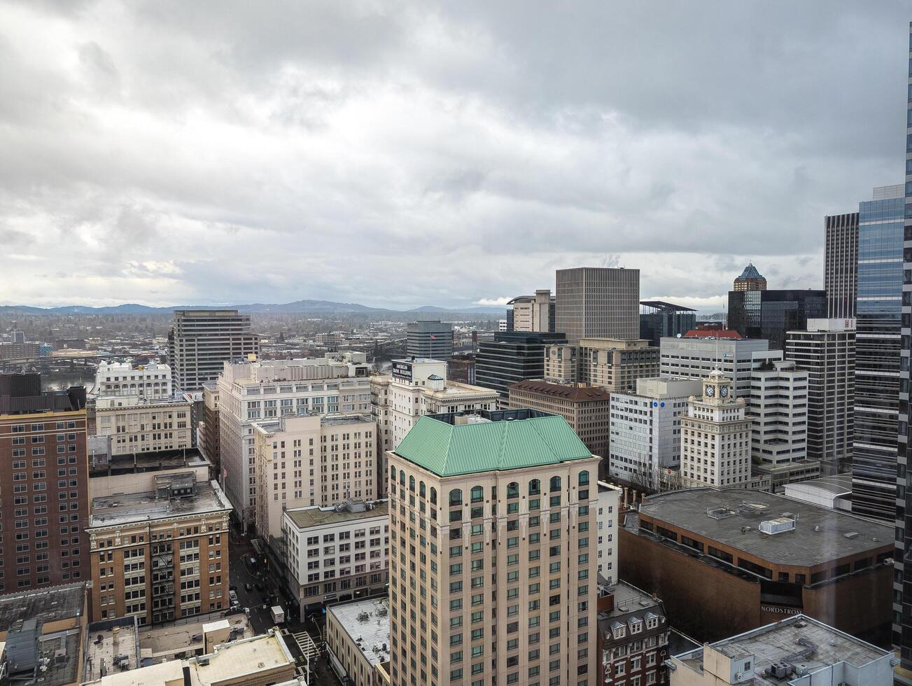 portland, Oregón, Estados Unidos - 15.02.2024 ver de Portland desde un alto punto en el ciudad. ver desde el ventana de el campanero restaurante. foto