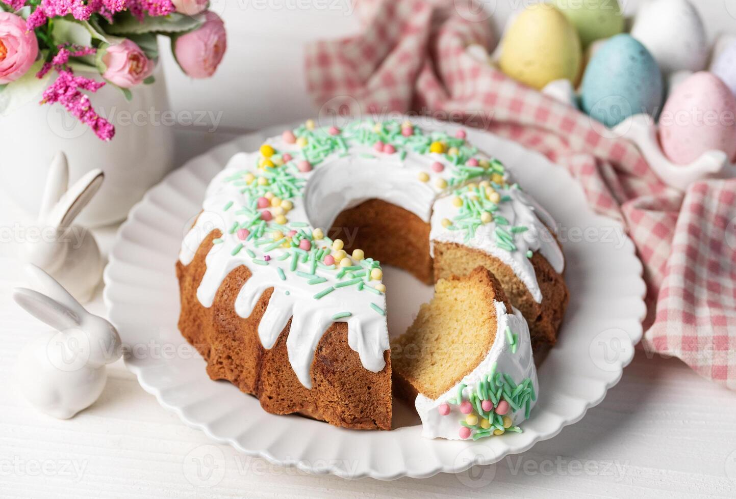 Pascua de Resurrección bundt pastel con Pascua de Resurrección huevos foto