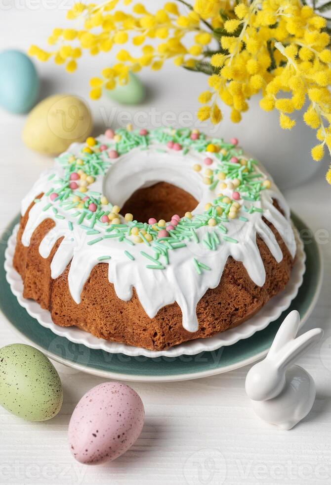 Pascua de Resurrección bundt pastel con Pascua de Resurrección huevos foto