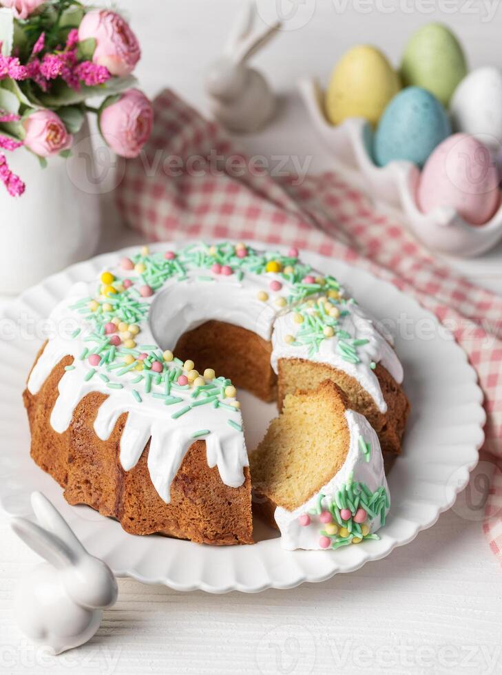 Pascua de Resurrección bundt pastel con Pascua de Resurrección huevos foto