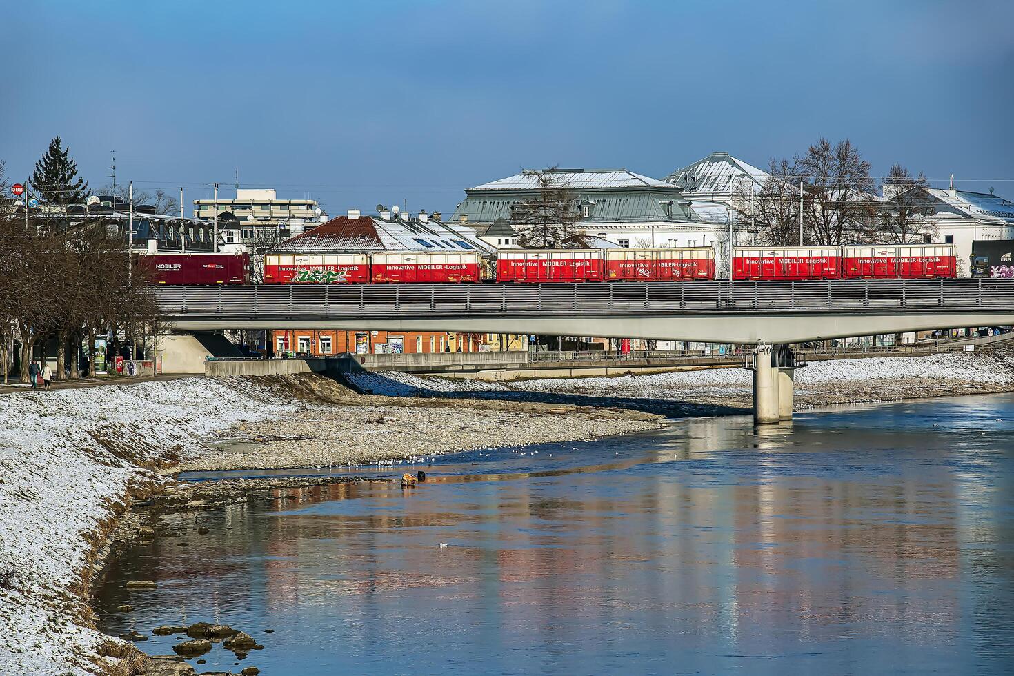 Salsburgo, Austria - 13.01.2024 ferrocarril puente paso superior terminado el río salzach. foto