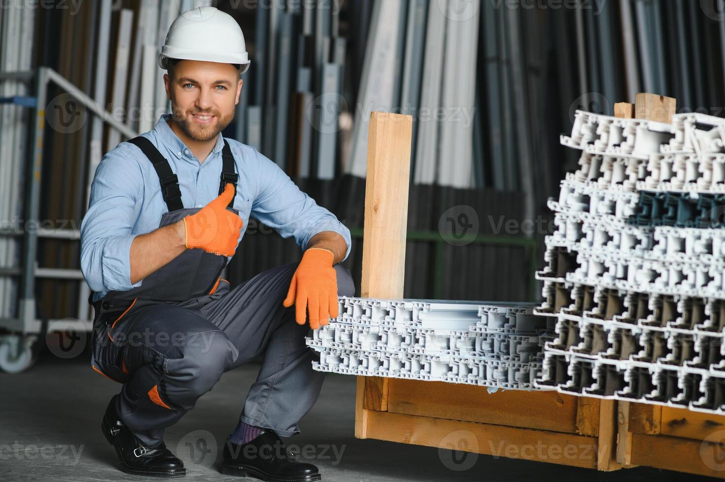 fábrica para aluminio y cloruro de polivinilo ventanas y puertas producción. manual trabajador montaje cloruro de polivinilo ventanas y puertas foto