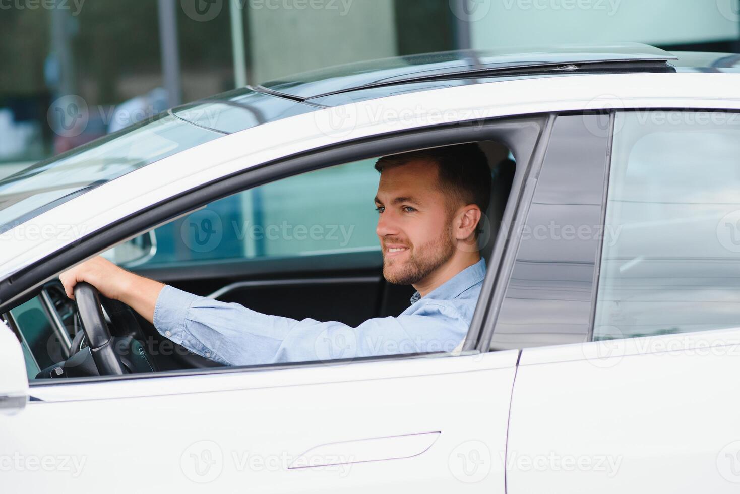 empresario participación direccion rueda mientras conducción moderno eléctrico coche en el calle la carretera. confidente hombre conducción costoso coche. conductor torneado direccion rueda en lujoso auto en viaje foto