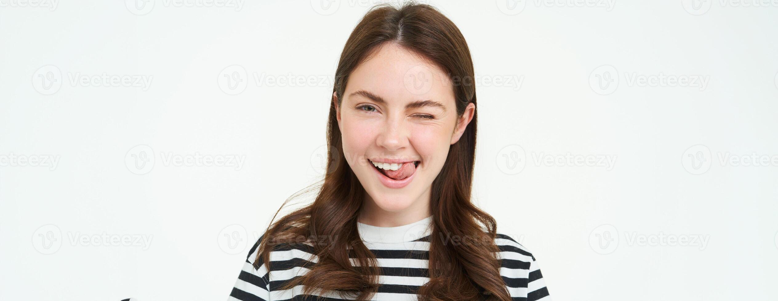 retrato de feliz, hermosa joven mujer, sonrisas y guiños a tú, soportes terminado blanco antecedentes foto