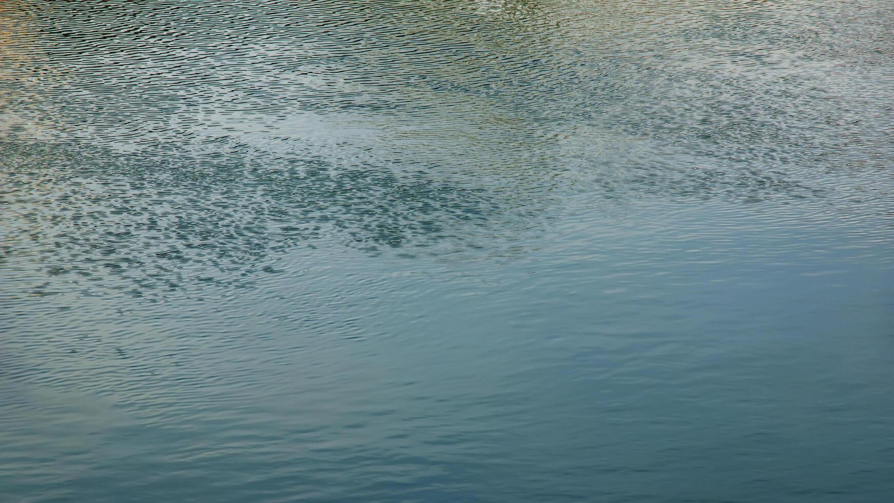 antecedentes de el agua superficie de el salzach río. textura de agua de un montaña río. foto