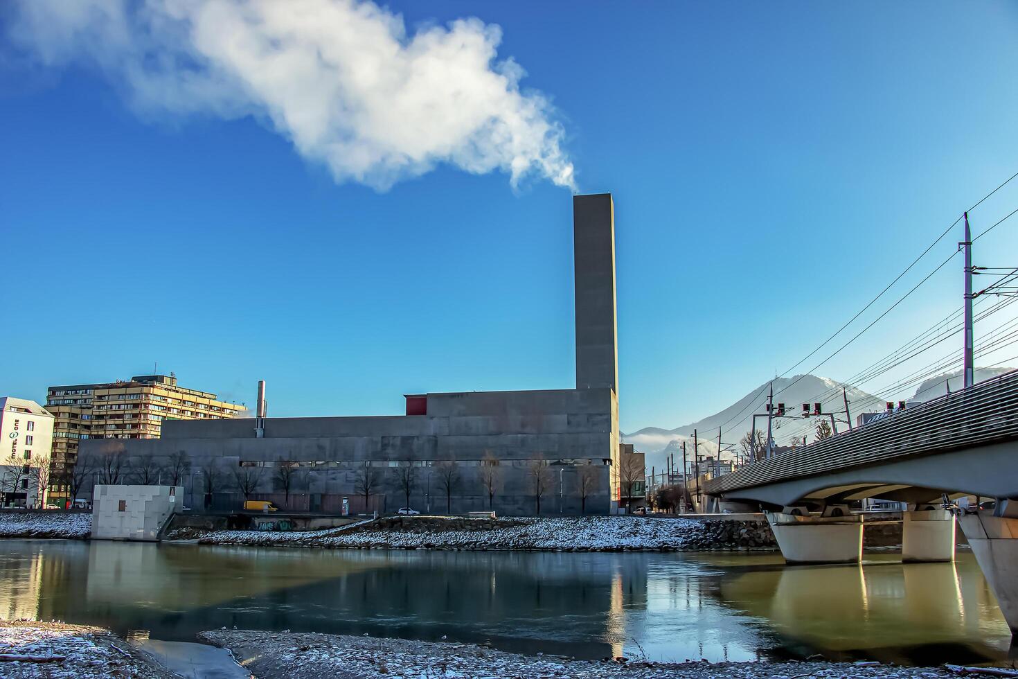 The thermal power plant Salzburg Mitte is located on the banks of the Salzach. photo