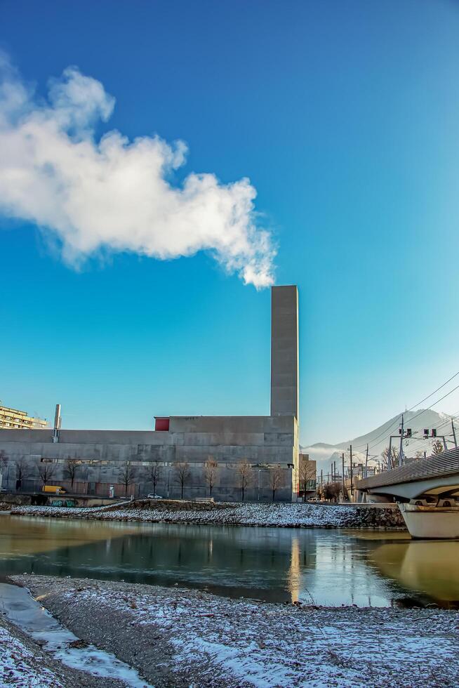 el térmico poder planta Salsburgo mitte es situado en el bancos de el salzach. foto