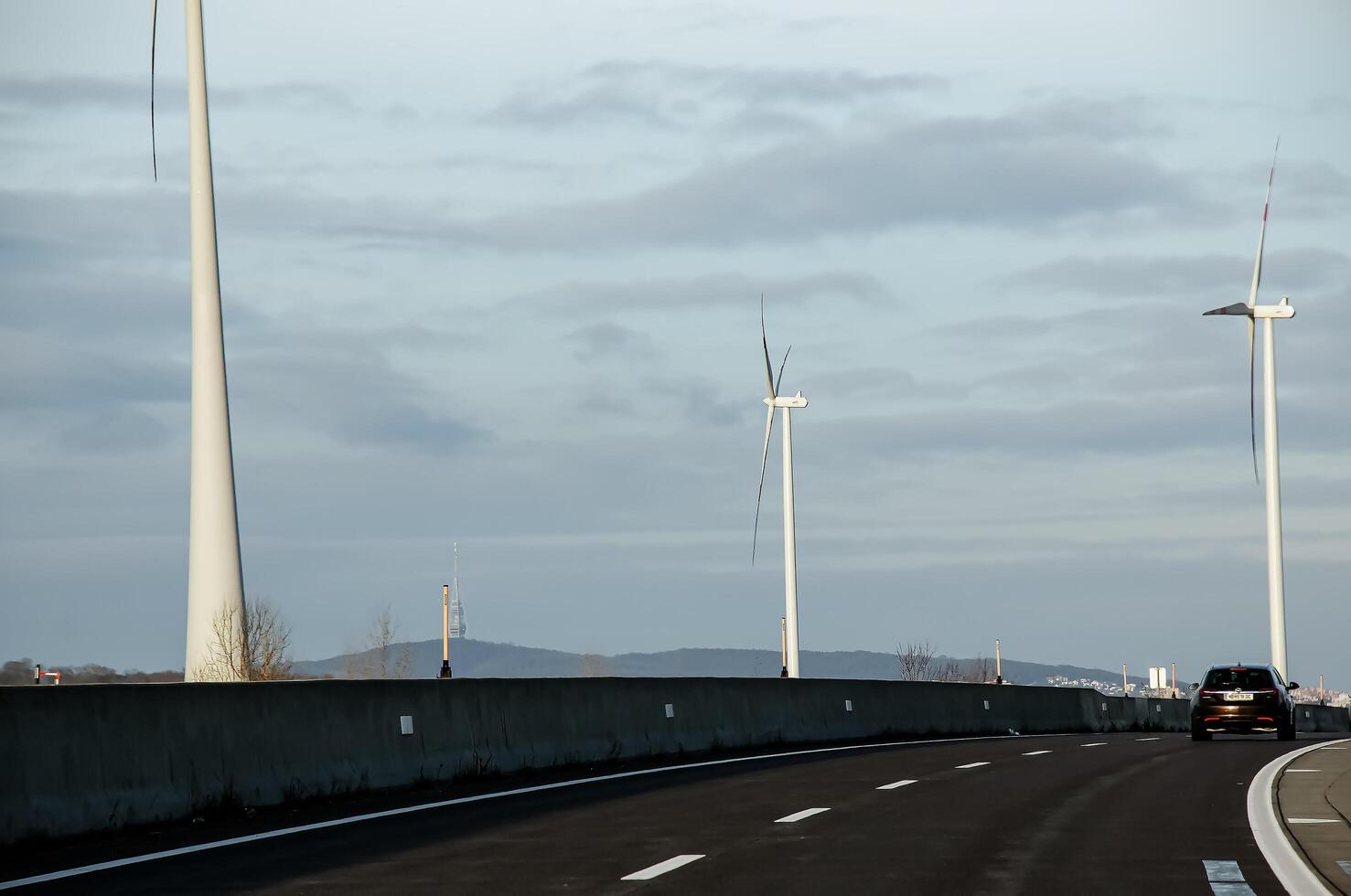 viento granja parque siguiente a un la carretera en Austria en soleado clima. foto