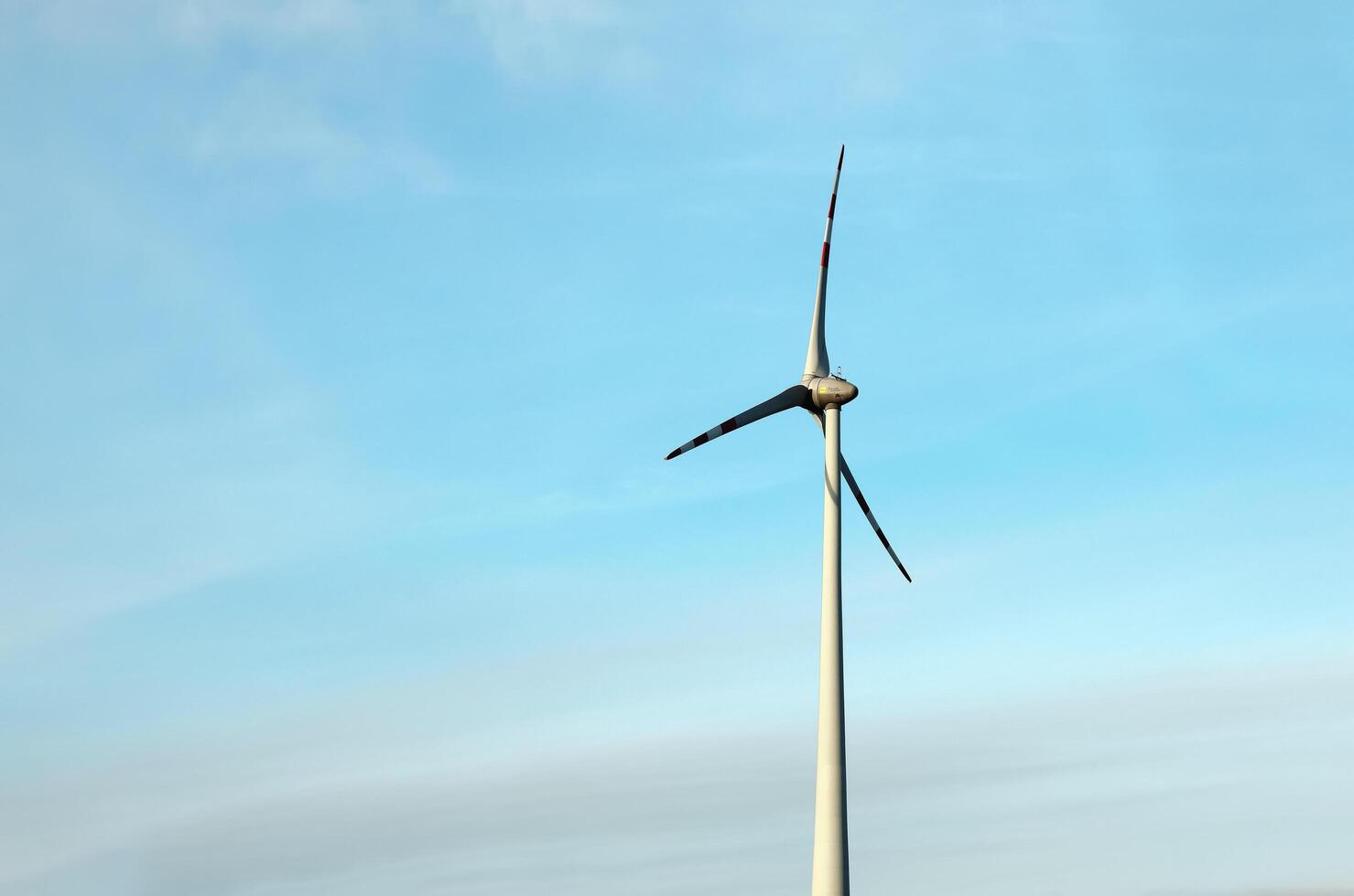 viento granja parque siguiente a un la carretera en Austria en soleado clima. foto