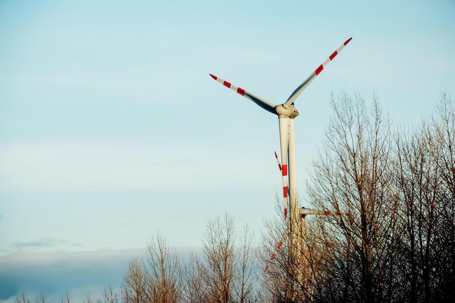 viento granja parque siguiente a un la carretera en Austria en soleado clima. foto