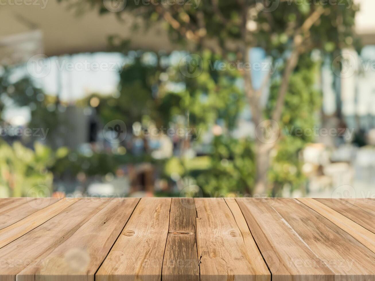 de madera tablero vacío mesa parte superior en de borroso antecedentes. perspectiva marrón madera mesa terminado difuminar en café tienda antecedentes - lata ser usado burlarse de arriba para montaje productos monitor o diseño llave visual disposición. foto