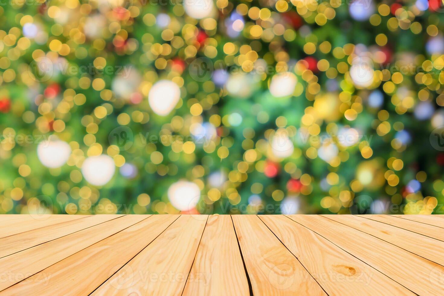 mesa de madera vacía con árbol de navidad desenfoque abstracto con fondo de luz bokeh de decoración para exhibición de productos foto