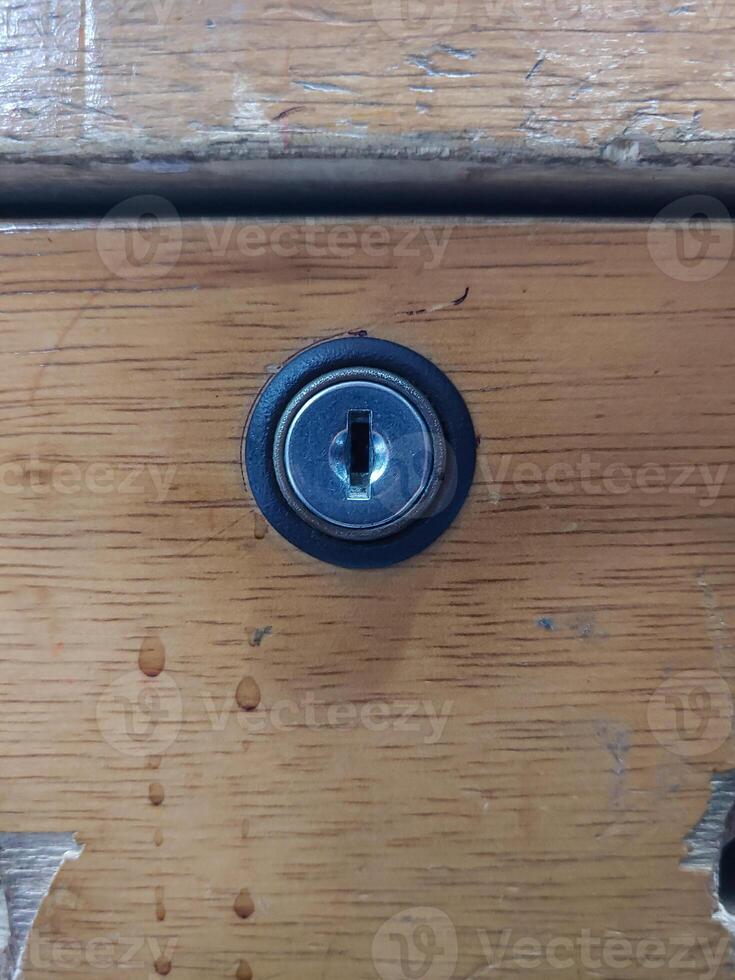 de cerca llave seguridad de madera agujero, antiguo ojo de cerradura en madera antecedentes textura. foto