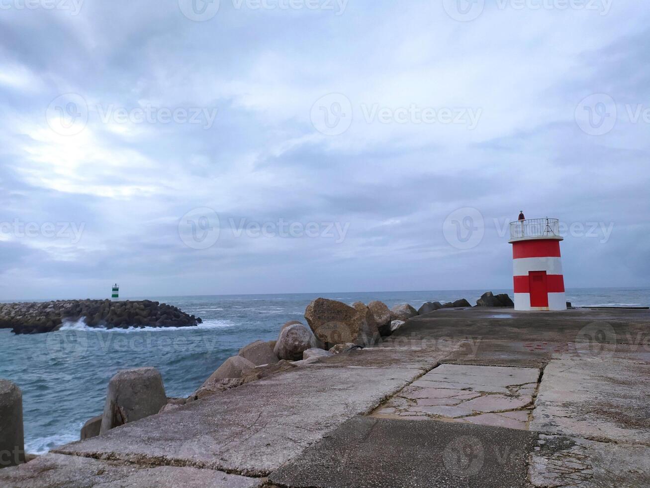 rojo y blanco faro en parte superior de muelle foto