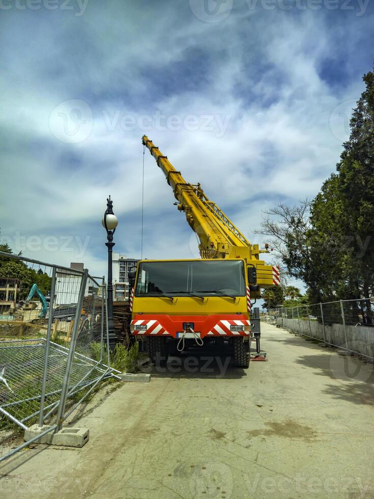 móvil grua a construcción sitio pesado camión grande foto