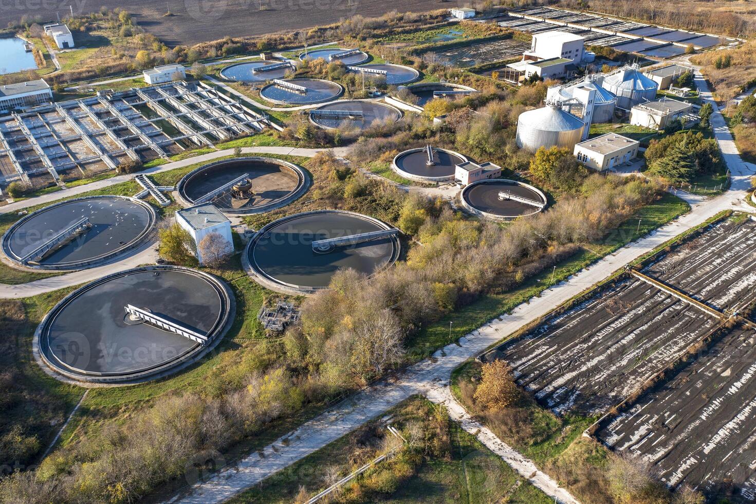 vista superior aérea de una planta de tratamiento de aguas residuales de la ciudad. foto