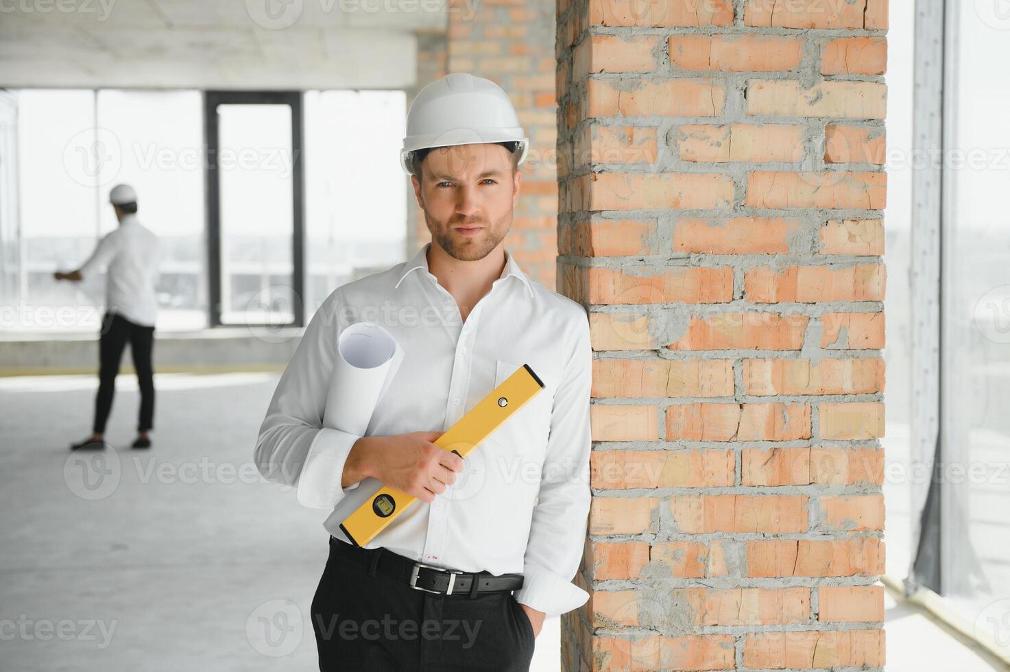 retrato de un arquitecto constructor estudiando diseño plan de el habitaciones, grave civil ingeniero trabajando con documentos en construcción sitio, edificio y hogar renovación, profesional capataz a trabajar. foto