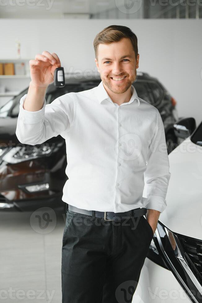 hombre comprando un coche a un sala de exposición foto