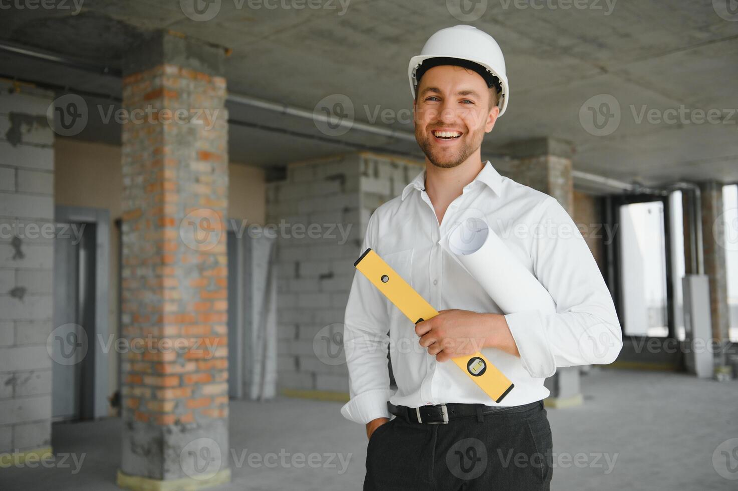 retrato de hombre arquitecto a edificio sitio. confidente construcción gerente vistiendo casco de seguridad. exitoso maduro civil ingeniero a construcción sitio con Copiar espacio. foto