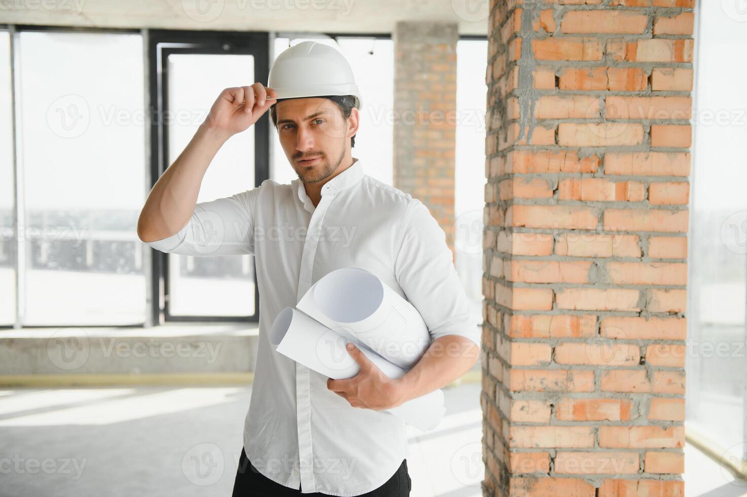 retrato de hombre arquitecto a edificio sitio. confidente construcción gerente vistiendo casco de seguridad. exitoso maduro civil ingeniero a construcción sitio con Copiar espacio. foto