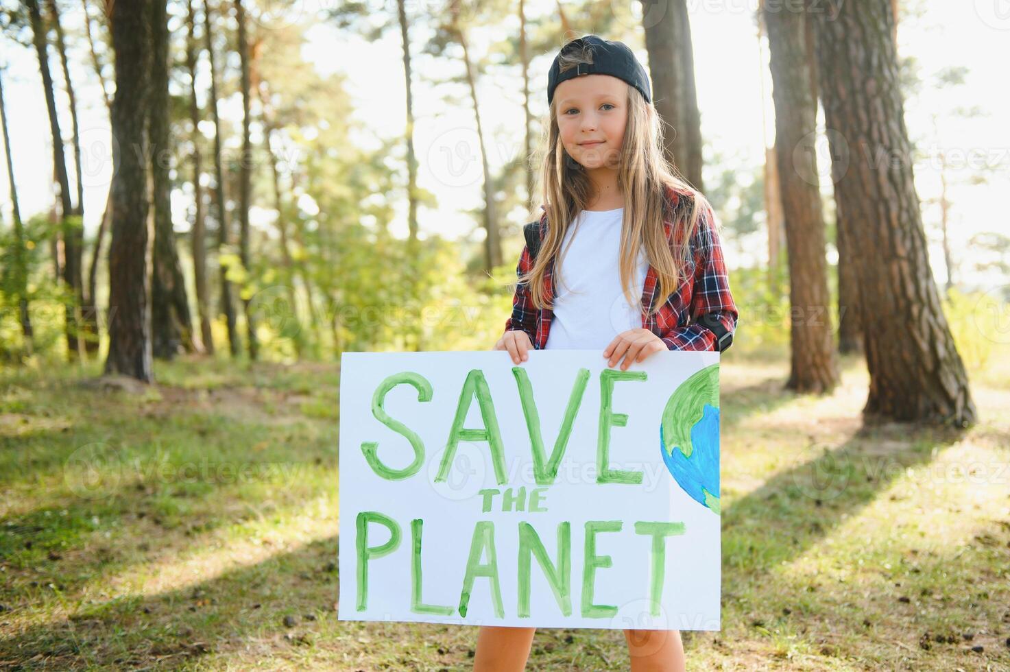 caucásico rubia niña activista con salvar el planeta póster en parque. preadolescente niño voluntario en contra contaminación, global calentamiento, reciclar basura. ecología ambiental problema. foto