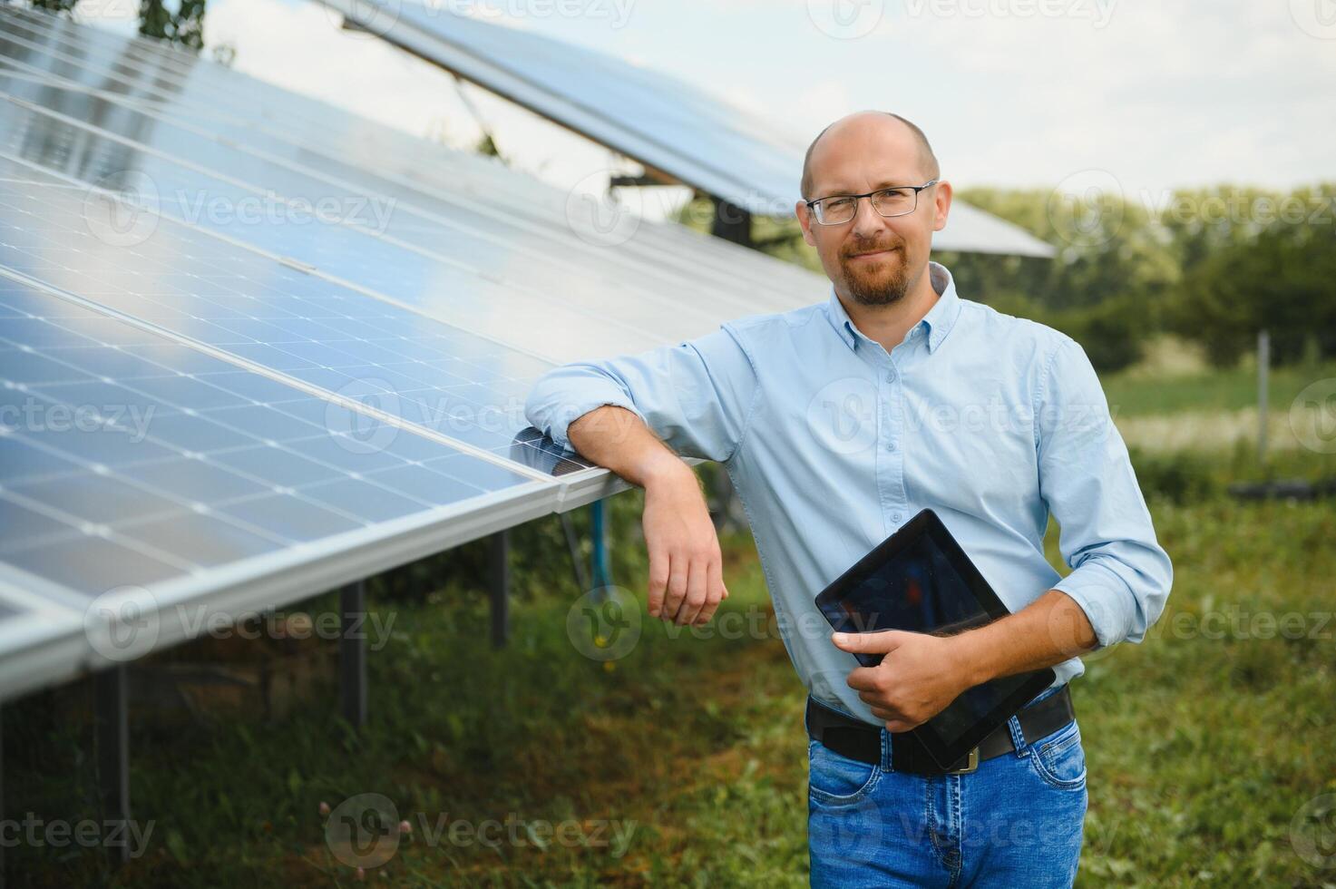 el retrato de un orgulloso ingeniero sonrisas satisfecho con su exitoso trabajar. concepto renovable energía, tecnología, electricidad, servicio, verde poder foto