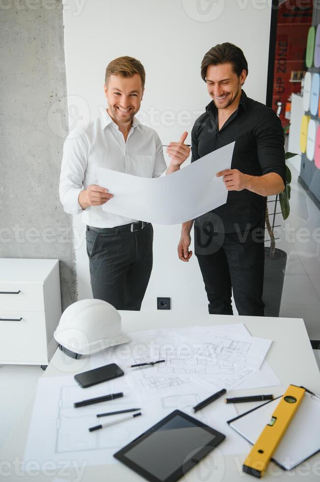 equipo de arquitectos personas en grupo en construccion sitio cheque documentos y negocio flujo de trabajo foto