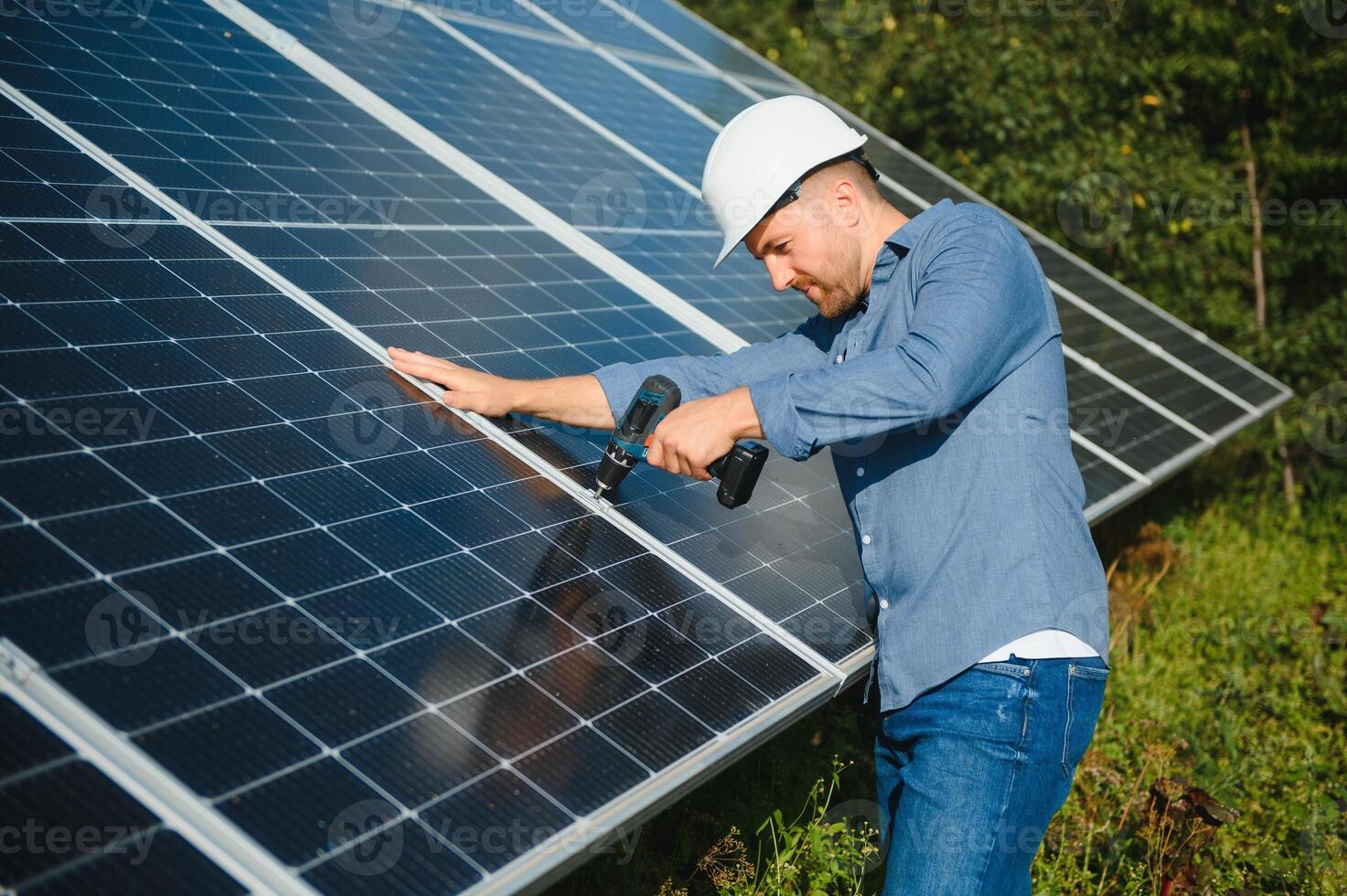 trabajador técnico conectando pesado solar foto voltaico paneles a alto acero plataforma. exterior solar sistema instalación, alternativa renovable verde energía Generacion concepto
