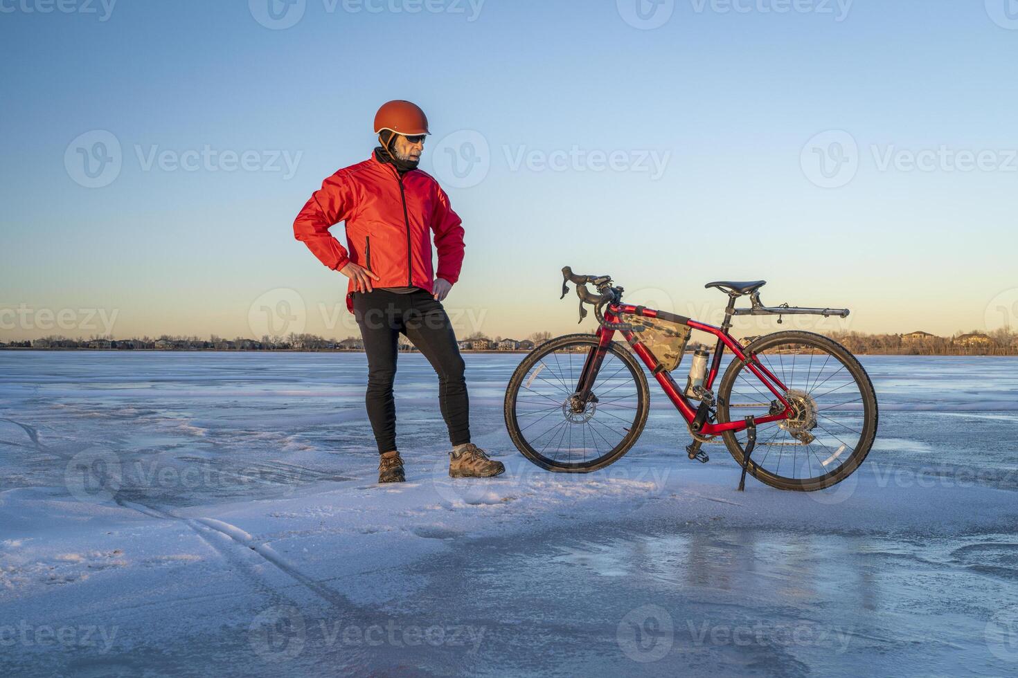 mayor masculino ciclista con su grava bicicleta en un congelado lago en Colorado - niño lago estado parque foto